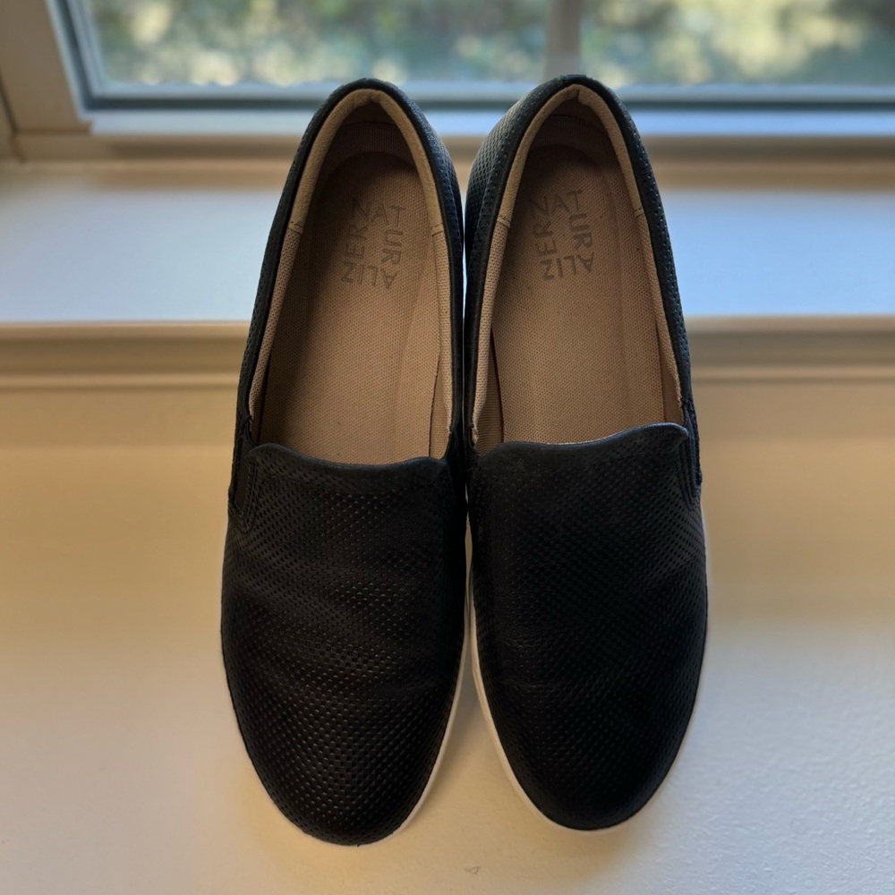 NATURALIZER Black leather slip on sneaker